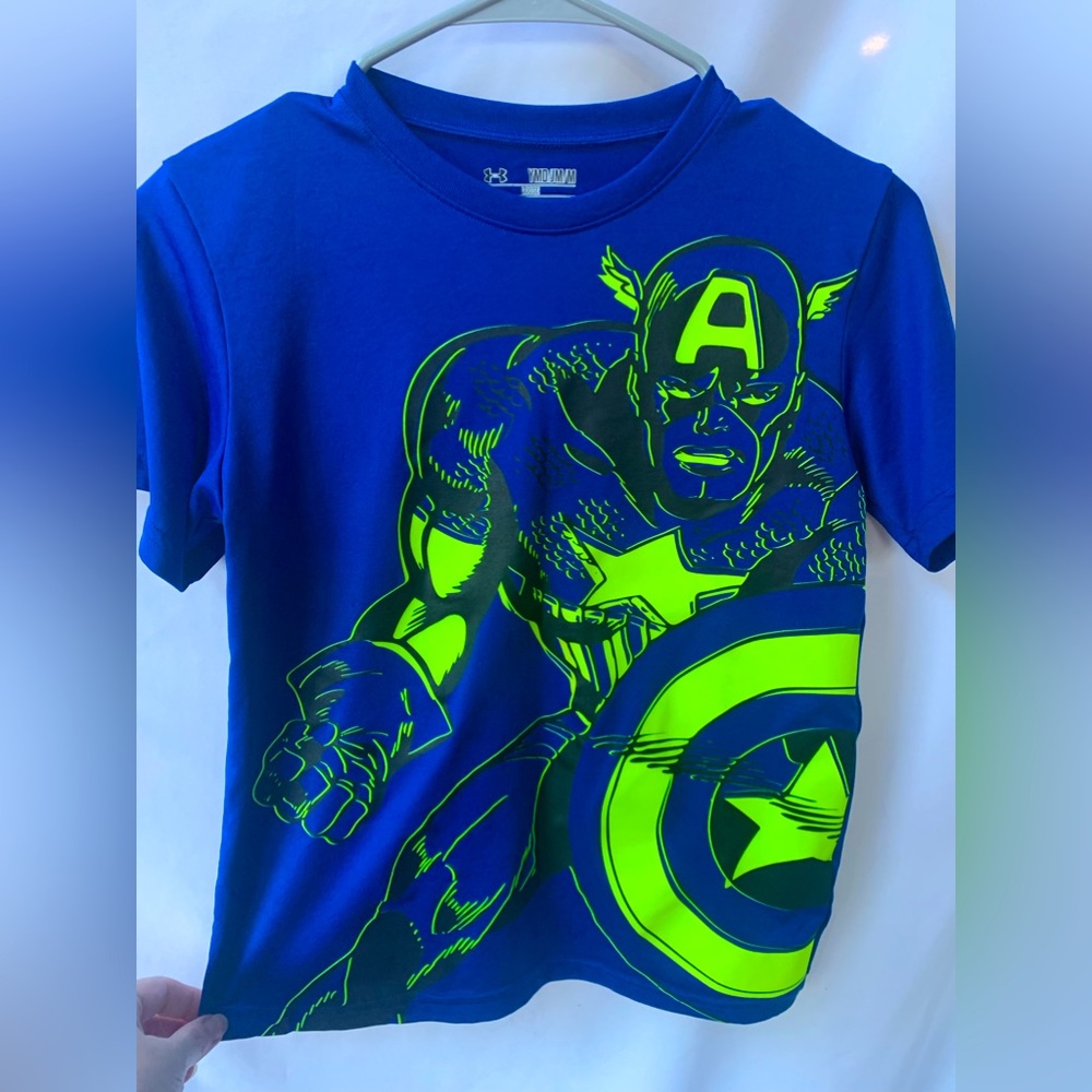 Under Armour Marvel Captain America Boys Youth M Heat Gear Tee. NWOT great